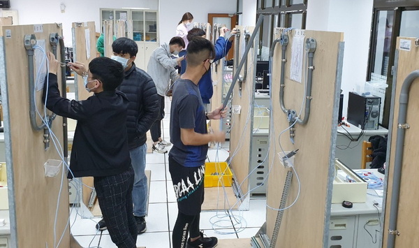 5.1台中致用高中網路架設丙級輔導班學生練習情形_220228_1