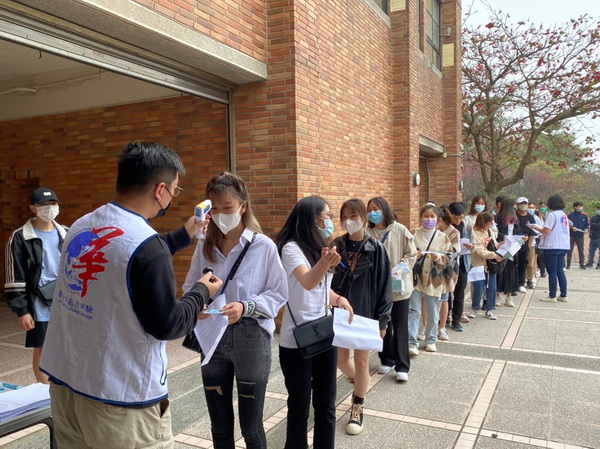 3.1新南向產學合作國際專班報考華語文能力測驗學生量測體溫進入考場