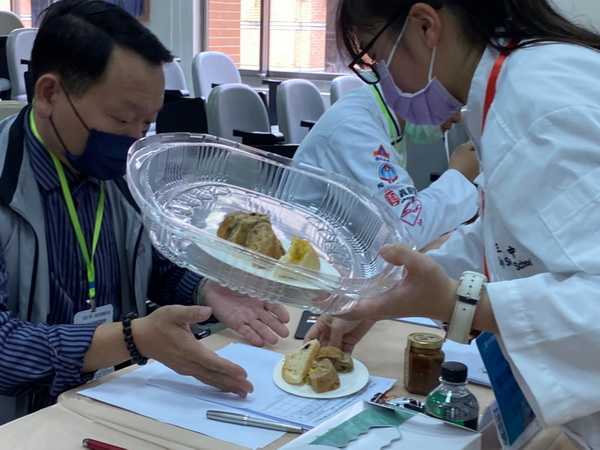 5.1.參賽學生為了爭取佳績，現場展現麵包作品
