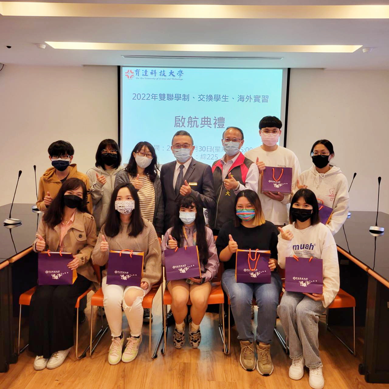 1.育达科大特别在学生出国前，安排了启航典礼(图中黄荣鹏校长)