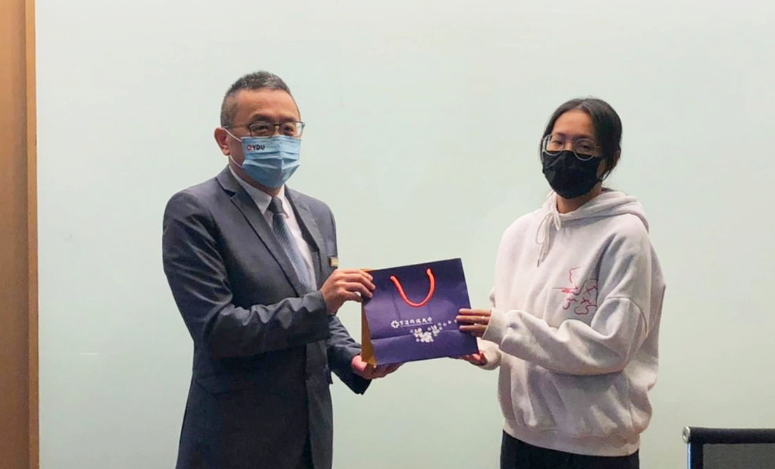 3.育达科技黄荣鹏(图左)赠送日本德岛大学交换学生应日系林袖榆同学防疫包