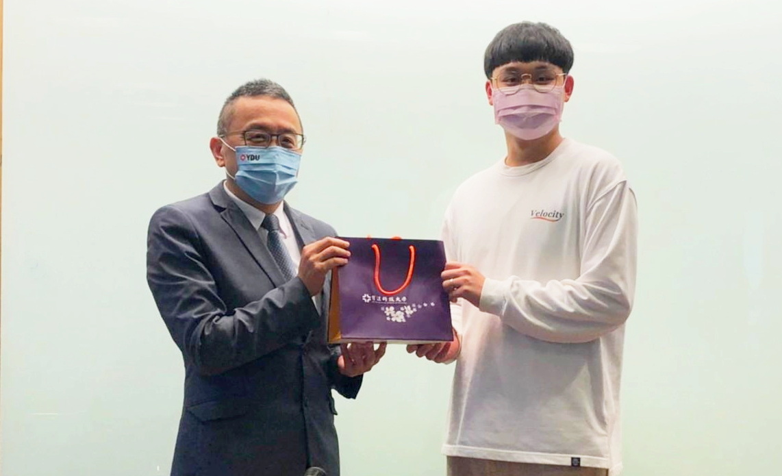 4.育达科技黄荣鹏(图左)赠送日本北海道然别湖风水饭店实习应日系彭俊翔同学防疫包