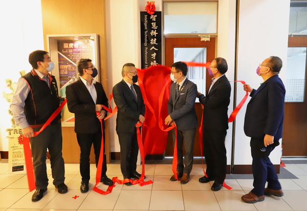 11.1育達科大「智慧科技人才培育中心」與智泰科技公司一同揭牌，培養鏈接現實與虛擬世界的科技人才