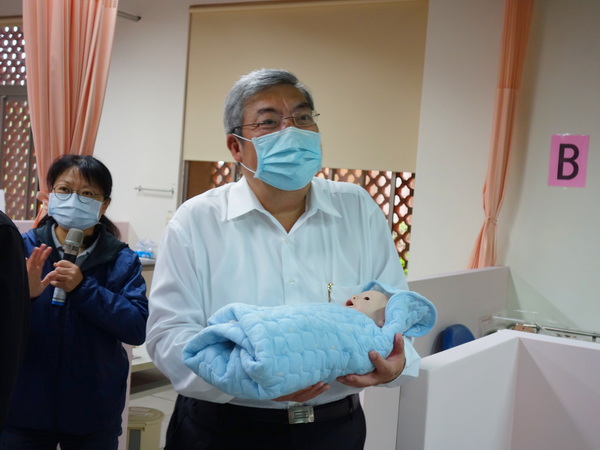 4.1王孝慈董事長參觀幼保系托育人員證照術科考場