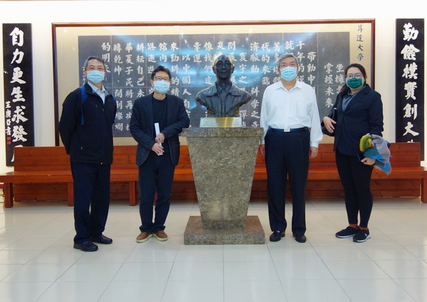 6.1王孝慈董事長(圖右2)參觀本校廣亞藝術中心