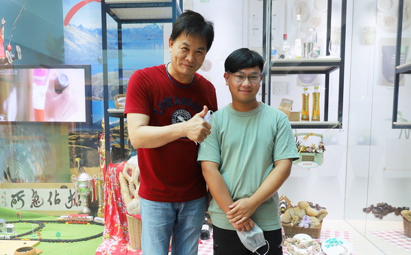 育達科大餐旅系黃廷崴(圖右)與指導老師黃家洋(圖左)合照