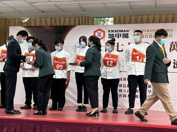 7.1育達科大.餐旅系黃廷崴(圖右2)及楊珽喻(圖右3)同學參加第十七屆龜甲萬廚藝競賽獲獎上台頒獎