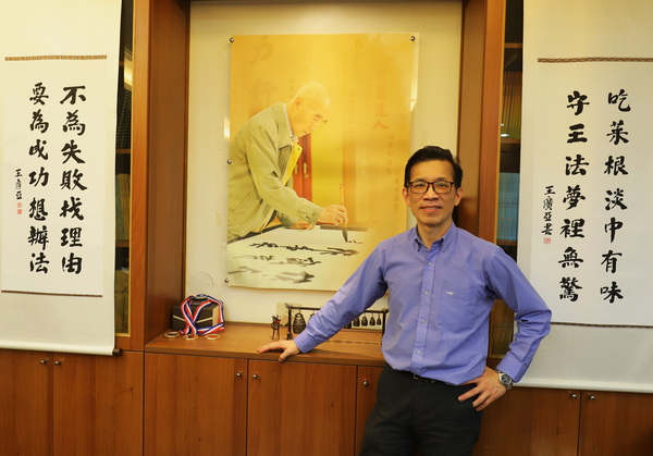 1.1通識教育中心主任兼廣秀書弈學苑執行長姜明翰教授，運用智慧科技並結合元宇宙概念，突破傳統和現代書法的屏障，創作出「元宇宙書法」，登上世界最大的元宇宙藝術平台OpenSea展售