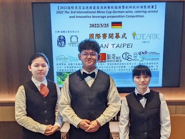 2.1餐旅系謝睿譁同學(圖中)榮獲Coctail傳統調酒大專菁英組佳作，創意餐巾摺疊組黃瑜茹同學(圖左)獲大專菁英組第三名，賴璇萭同學(圖右)獲大專菁英組佳作