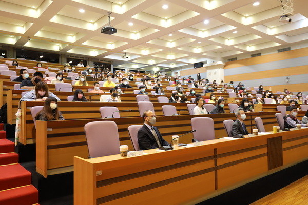 出席演講的師生認真聽講