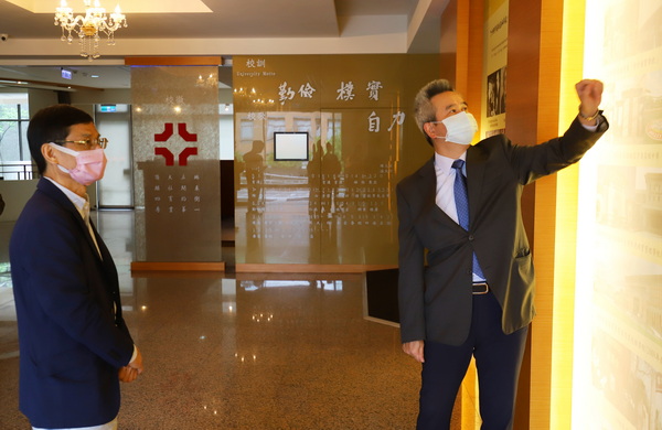 4.1政務委員林萬億(圖左)參觀育達校園由董事長王育文(圖右)親自解說