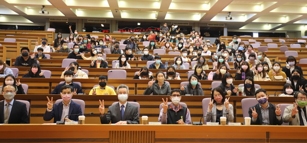 6.1政委林萬億演講後參加師生大合照