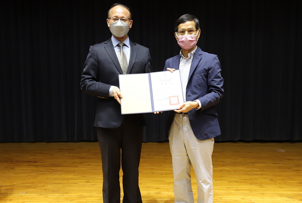 7.1育達科大副校長龍清勇(圖左)代表學校致贈感謝狀給政務委員林萬億(圖右)感謝蒞校演講