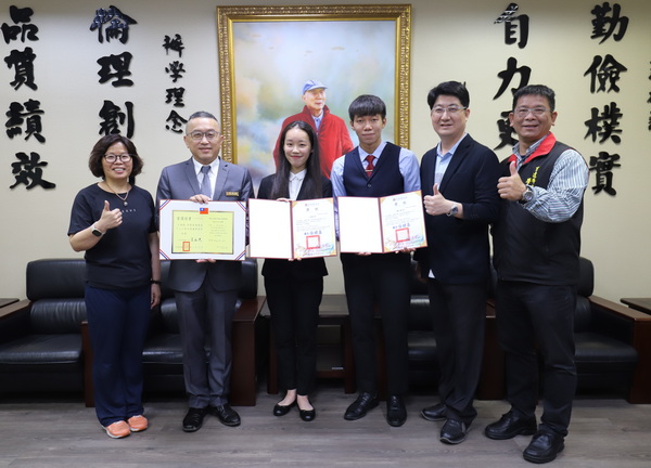 黃榮鵬校長_圖左2_約見二位榮獲優秀青年的卜翊倫_圖左3_及蕭少瑋_圖右3_同學,慰勉其傑出表現