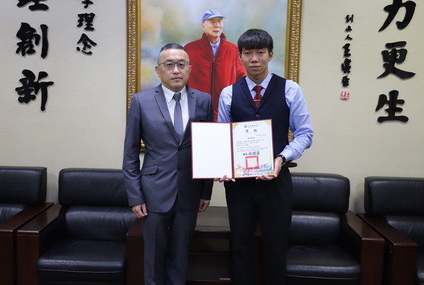 2.1黃榮鵬校長(圖左)慰勉蕭少瑋(圖右)同學的傑出表現