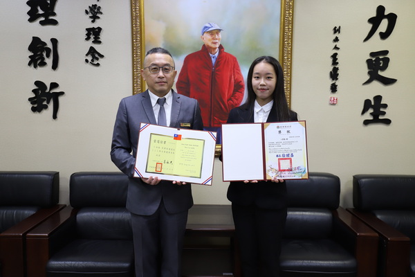 3.1黃榮鵬校長(圖左)慰勉卜翊倫(圖右)同學的傑出表現