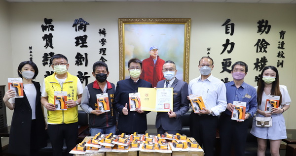 1.1育達科大校友鈺林醫藥生技公司董事長林泉宗(圖左)捐贈產業級食品、裝置測溫儀290支，由黃榮鵬(圖右)校長代表接受