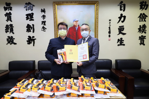 2.1黃榮鵬校長(圖右)回贈感謝狀，感謝校友林泉宗董事長(圖左)以實際行動來回饋母校