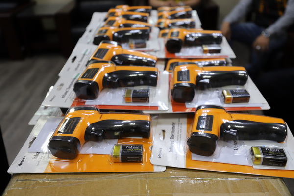 5.1育達科大校友鈺林醫藥生技公司董事長林泉宗(圖左)捐贈產業級食品、裝置測溫儀290支