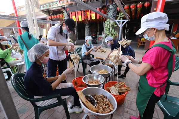1.1育達餐旅系師生與埔頂社區包粽子關懷弱勢族群及長者IMG_5631