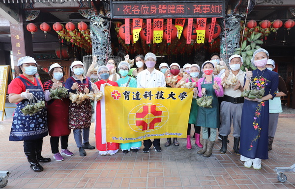 4.1育達科大餐旅系結合後龍鎮埔頂社區民眾一起包粽子