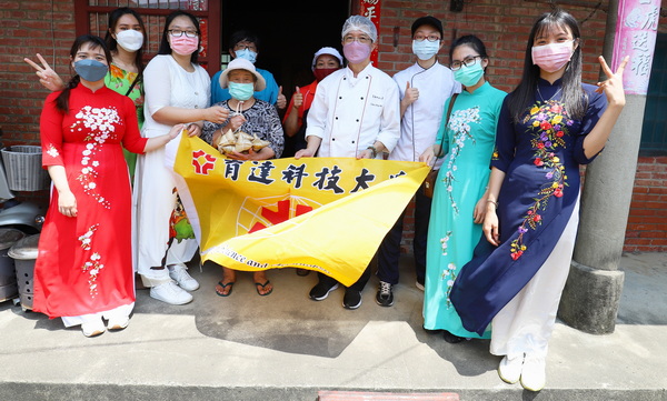 5.1育達科大餐旅系結合後龍鎮埔頂社區民眾一起包粽子送社區長者