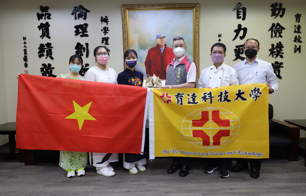 2.1育達科大董事長王育文(圖右3)慰勉餐旅系師生及越南專班的同學的辛苦付出.
