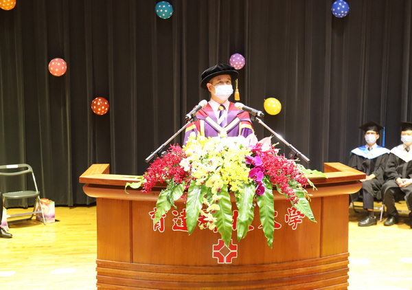 3.1.董事長王育文勉勵畢業生勇敢接受挑戰、步向人生高峰