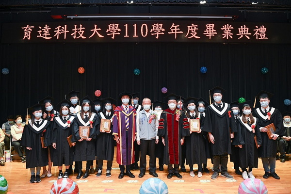 1.1苗栗縣長徐耀昌頒發縣長獎給獲獎學生