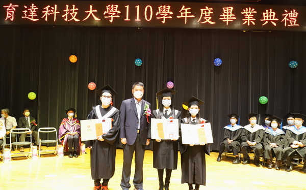 2.1.苗栗議長鍾東錦頒發議長獎給獲獎學生