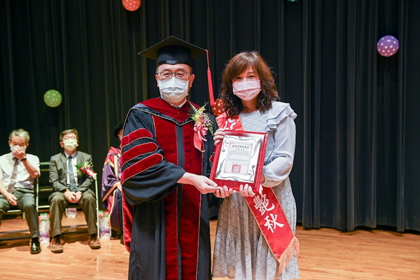 6.1校長黃榮鵬頒傑出校友獎給幼保系黃艶秋校友