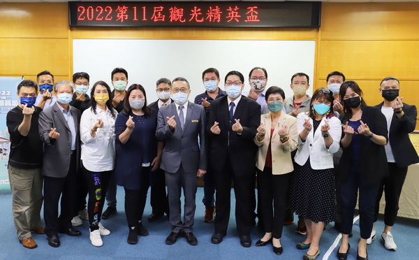 3.1育達科大黃榮鵬校長與評審委員合照