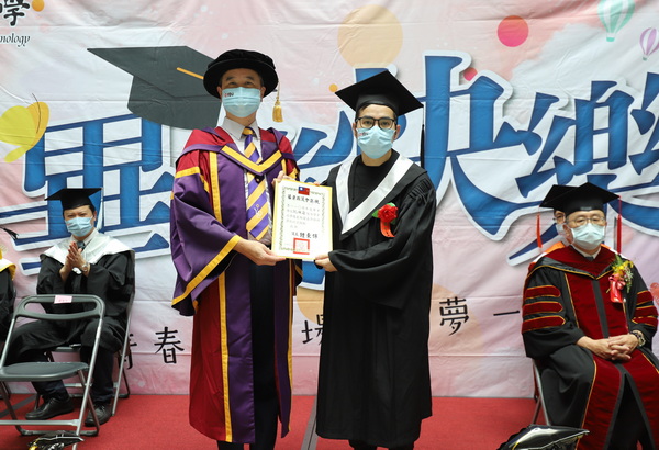 董事長王育文頒獎給考取華語文高階的越南同學