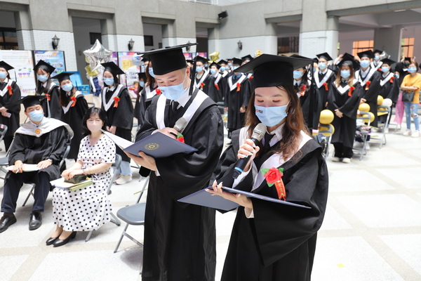 5.1畢業生致謝詞代表資管系阮如友(圖左) 、 行銷系黃金燕(圖右)同學