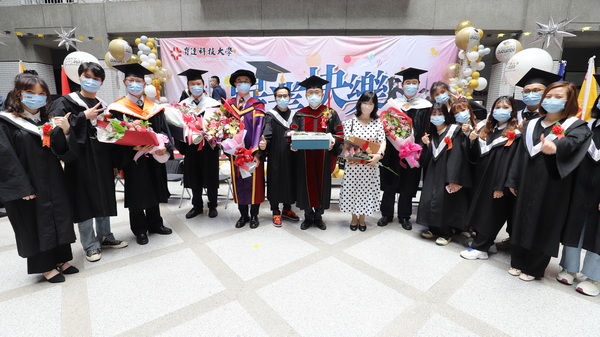 6.1典禮結束，越南同學們脫稿插播，請董事長、校長、副校長及師長留下，特別以鮮花、禮品及感言謝謝學校的裁培與照顧