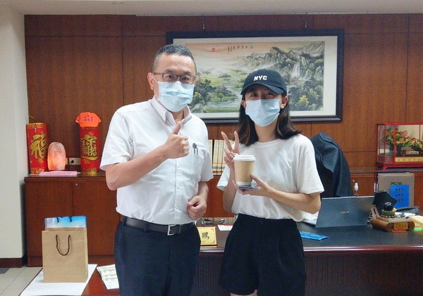 1.1經營「育達咖啡館」的同學外送咖啡給育達科大黃榮鵬校長(圖左)鼓勵同學再接再厲