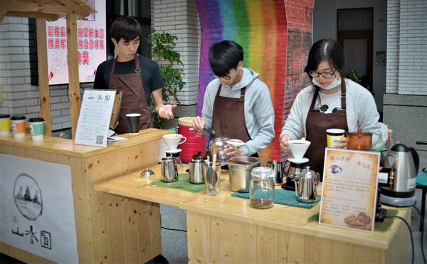 2.1觀休系「育達咖啡館」同學認真煮咖啡的情形