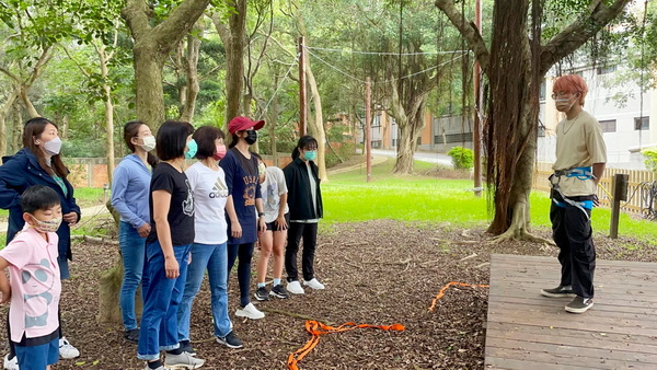 3.1經營「挑戰極限」的同學向學員說明安全規則