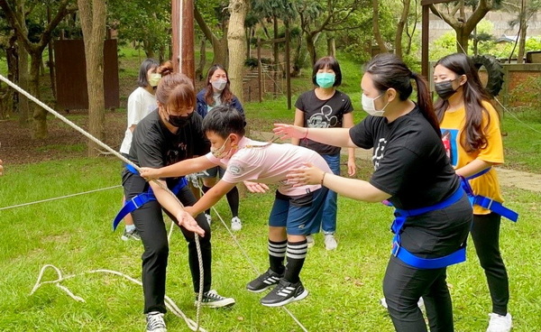 4.1經營「挑戰極限」的同學帶領學員體會冒險挑戰活動