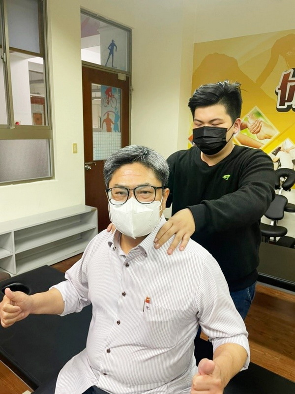 6.1育達科大觀休系李義祥主任親身消費體驗「一指入魂」團隊的技藝