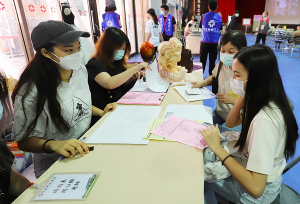 3-1-1.新生办理各项手续学长姐热心服务JPG