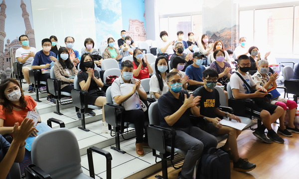 3-4.1.各系新生暨新生家长座谈会互动热络