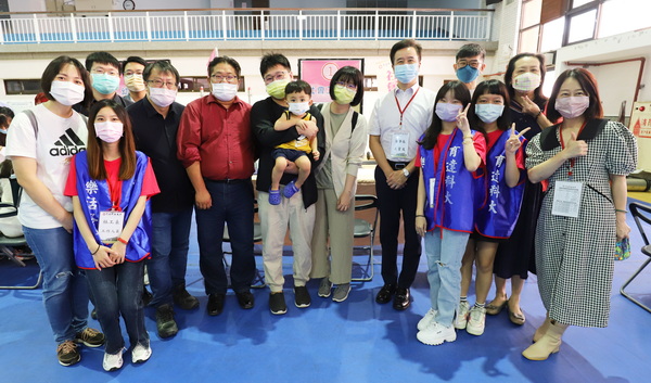 3-5.1.王育文董事长(图右5)亲临会场慰勉同仁与新生及家长互动