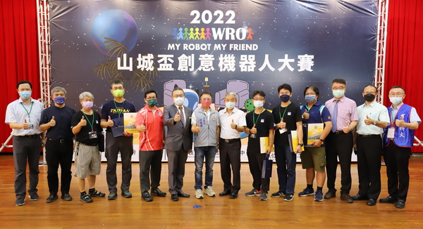 黄荣鹏校长偕与会贵宾于开幕式后合影