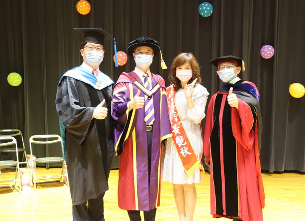 育达科大董事长王育文(图左2)与杰出校友黄艶秋(图右2)合照