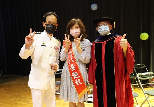 育达科大111年杰出校友黄艶秋与师长合照