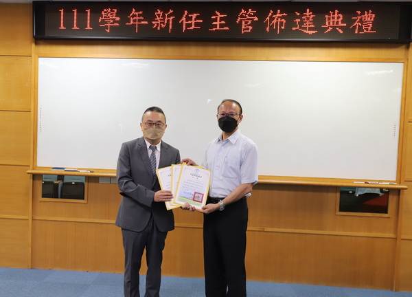 1-2.1校长黄荣鹏颁发副校长龙清勇聘书