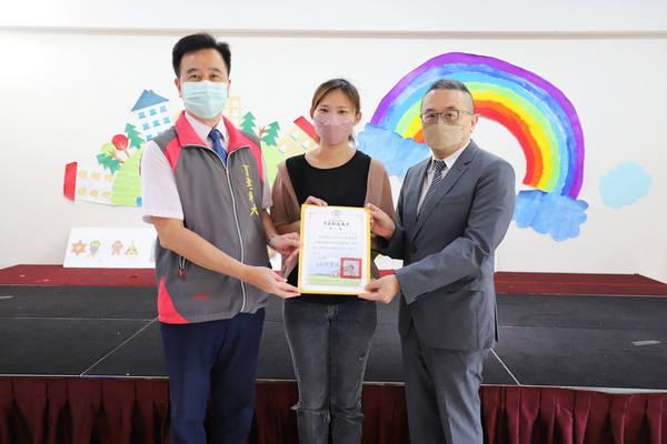 1-3.1董事长王育文暨校长黄荣鹏颁发广秀幼儿园长陈劭瑜聘书JPG