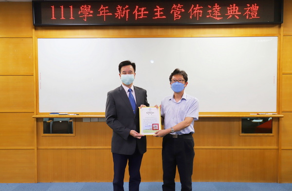 1-1.1董事长王育文颁发董事会祕书蓝培青聘书JPG