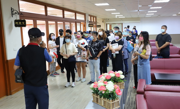 1-4.1新生家长参观学生宿舍交谊厅JPG